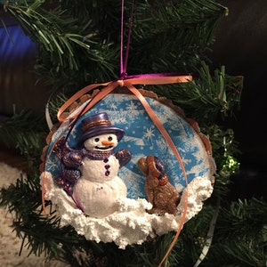 Ornamento Slice personalizzato pupazzo di neve dipinto a mano e cane rustico, legno, argilla polimerica con accento glitter. Ottimo per l&#39;idea regalo per ragazzi!