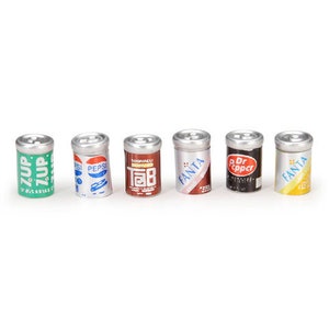 Pode incluir: Uma fileira de mini latas de refrigerante, incluindo 7-Up, Pepsi, Tab, Fanta e Dr. Pepper. As latas são prateadas com rótulos coloridos, mostrando os nomes e logotipos das marcas. Estas pequenas latas são provavelmente para uma casa de bonecas ou um projeto artesanal.