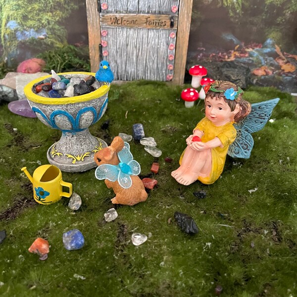 Ensemble de jardin de fées de 5 pièces!  Inclus dans cet ensemble est une douce fée fille, lapin de fée, arrosoir, sac de cristaux et bain d’oiseaux