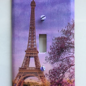 Schöne Lichtschalterabdeckung aus Paris in Serviettentechnik für die Decoupage von Paris