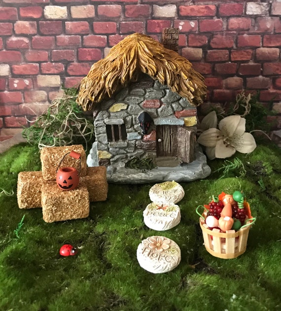  8pcs Mini Hay Bales Miniature Hayrick Figurine Autumn Harvest  Decorative Straw Bale Snow Village Accessories for Dollhouse Western Party  Table Centerpieces Square : Home & Kitchen