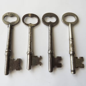 4 Antique Skeleton Keys Large Key Vintage