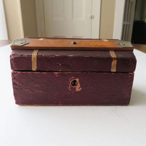 Antike Mini-Tischschatzkiste Box Kleines Papier Bezogenes Holz & Pappe Vintage Holzleisten mit Metall Oben Kinds