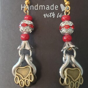 Pendientes colgantes con forma de pata de gato o perro.