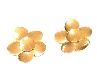 Poteau de boucle d'oreille de fleur. Boucle d'oreille remplie d'or. 18/20 Rempli d'or. 5 boucles d'oreilles de fleur de pétale
