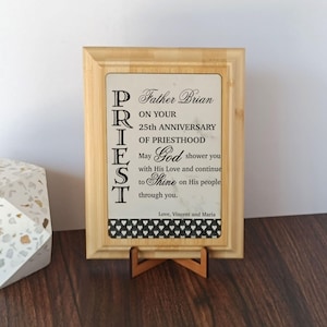 Personalisiertes Jubiläumsgeschenk für Priester | Priestertum Ordinationstafel | Katholische Weihnachten Holzschild | Kundenspezifische religiöse Geschenke, PLP059