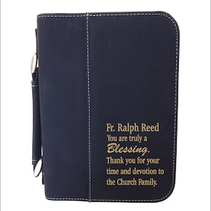 Graviertes religiöses Geschenk für katholischen Priester | Personalisierte Bibelhülle | Personalisiertes Geschenk für Männer | Christliche Bibelhülle BCL021