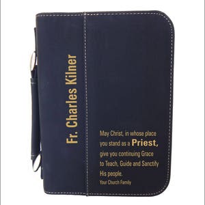 Gravierte Bibel Cover Geschenk für katholischen Priester | Benutzerdefinierte Leder Bibelhalter | Personalisierte Bibel Fall | Religiöse Weihnachtsgeschenke BCL010
