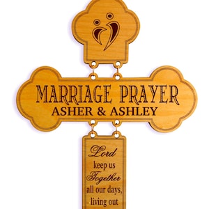 Graviertes Holzkreuz religiöses Geschenk für Paar | Hochzeitsgeschenk für Mr und Mrs Custom Christian Jubiläum Geschenk Personalisierte Ehe Gebet