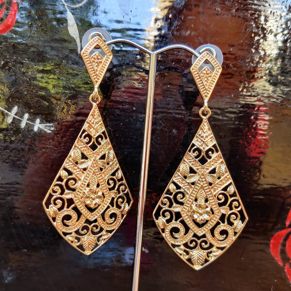 Gold flamenco earrings, metal, vintage, dangling flamenca, Spanish, feria, Spain, Andalucía, from Seville