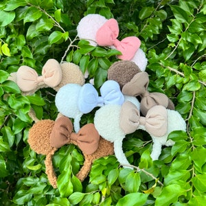 Pode incluir: Um conjunto de seis faixas de cabe&ccedil;a felpudas, marrons, cor-de-rosa e brancas com la&ccedil;os. As faixas de cabe&ccedil;a s&atilde;o feitas de tecido macio e felpudo e t&ecirc;m uma variedade de cores e estilos.