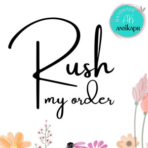 Puede incluir: Texto en blanco y negro sobre un fondo blanco que dice "Rush my order". El texto está en una fuente cursiva. Hay un diseño floral en la parte inferior de la imagen.