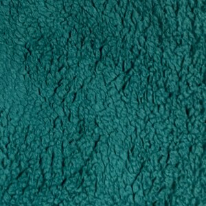 K&ouml;nnte beinhalten: Nahaufnahme eines teal-farbenen, strukturierten Stoffes. Das Material hat ein pl&uuml;schiges, zotteliges Aussehen mit einer dichten, unebenen Oberfl&auml;che. Die Textur des Stoffes erinnert an ein weiches, warmes Material, m&ouml;glicherweise eine Decke oder ein Kleidungsst&uuml;ck.