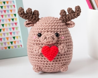 Pluszowy łoś z sercem na szydełku | Dekoracja amigurumi z łosiem | Pluszowy prezent walentynkowy | Łoś klonowy