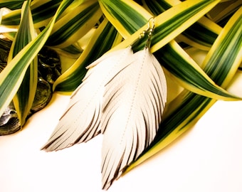 Pendientes de plumas de cuero color marfil, regalo de aniversario de cuero para ella, pendientes de novia estilo bohemio en color blanco roto, pendientes llamativos de joyería nupcial en color crema