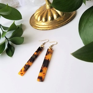Örhängen i sköldpaddsskal i akryl, leopardfärgade örhängen, geometriska lätta örhängen, minimalistiska djurmönster, neutrala accessoarer
