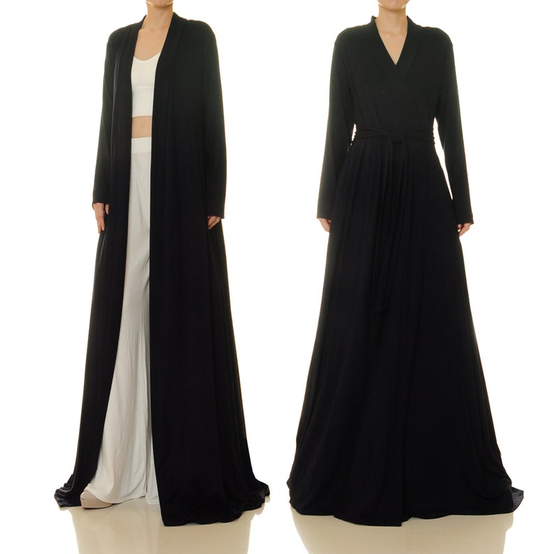 K&ouml;nnte beinhalten: Eine lange schwarze Robe mit V-Ausschnitt und Bindeg&uuml;rtel. Die Robe ist aus einem weichen, flie&szlig;enden Stoff gefertigt und hat lange &Auml;rmel.