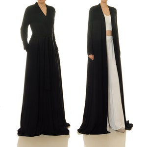 K&ouml;nnte beinhalten: Eine lange schwarze Robe mit V-Ausschnitt und Bindeg&uuml;rtel. Die Robe wird in zwei verschiedenen Ausf&uuml;hrungen gezeigt, einmal mit dem Bindeg&uuml;rtel in der Taille gebunden und einmal mit der offenen Robe.