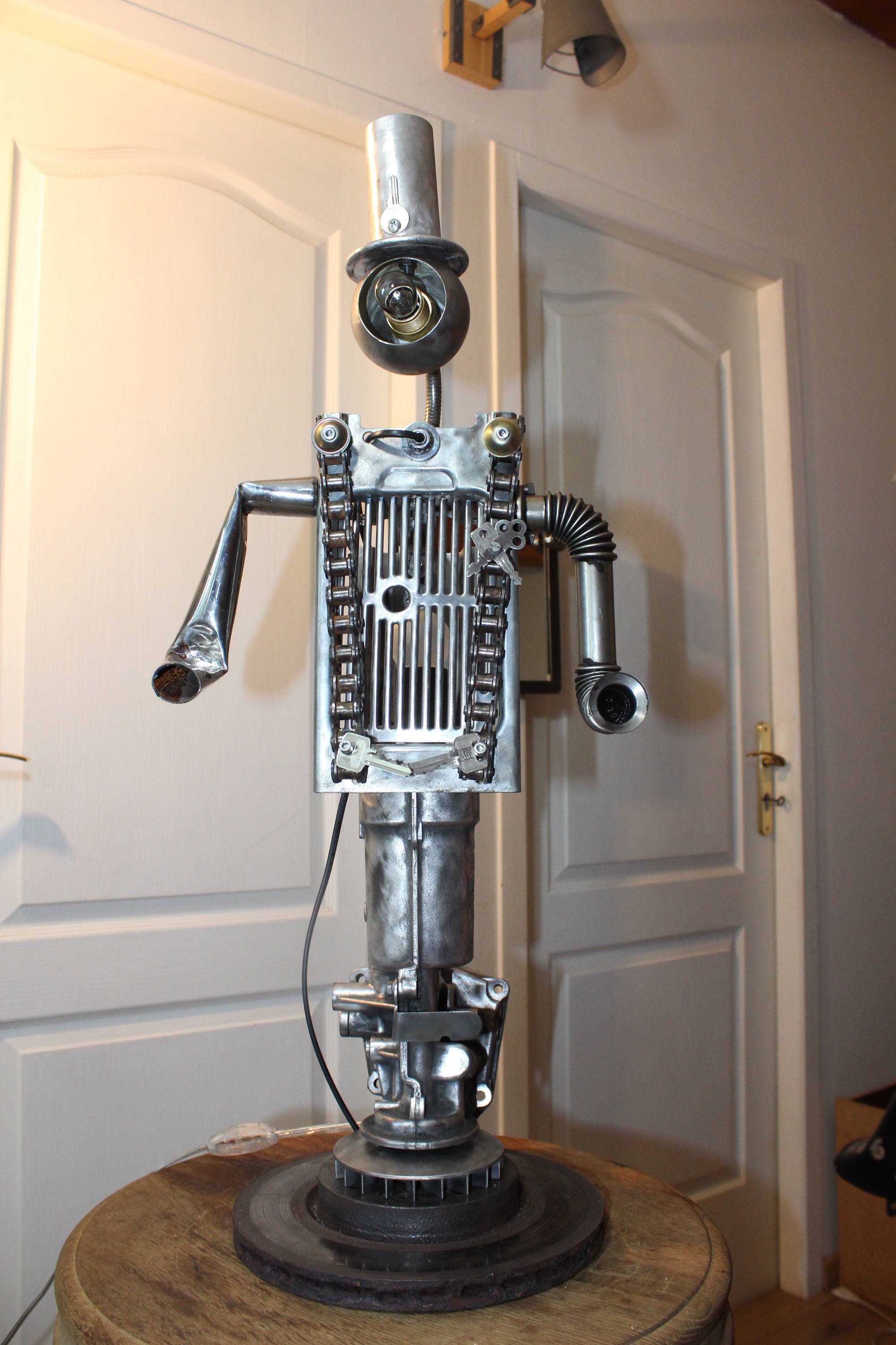 Lampe Industrielle Robot Aux Clés d'or By Recyclhome.