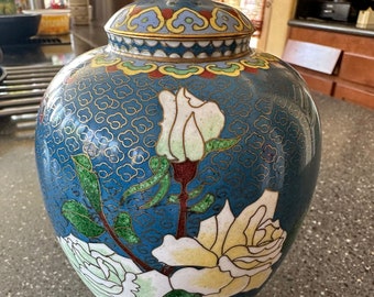 Elegant Chinese Porcelain Pot
