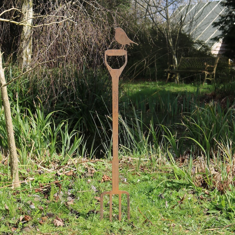 Rusty metal robin on fork outdoor and garden gift, retirement gift, steel anniversary gift, Christmas gift Bild 1