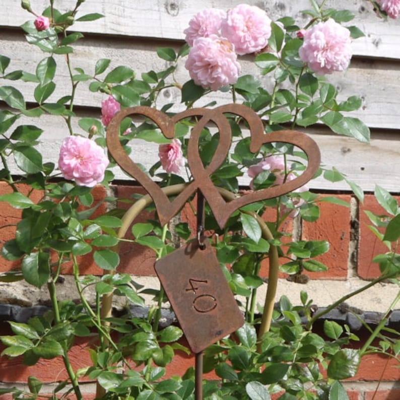 Personalized Rusty Metal Entwined Hearts Garden Decoration, Anniversary Gift bild 1