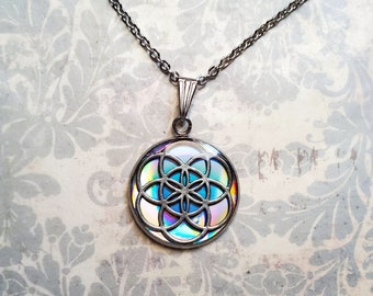 Sacred geometry and holographic background necklace