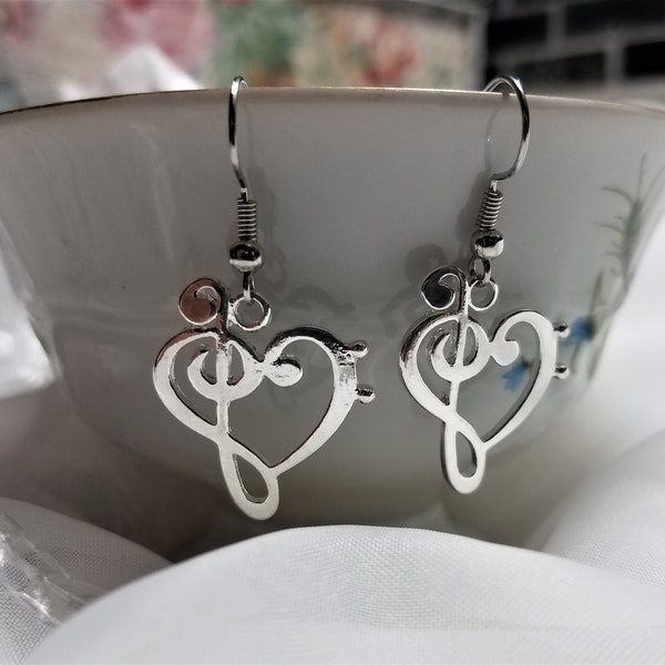 Boucles d'oreilles en forme de coeur de pierre de fa et de clé de sol en argent brillant ou en or