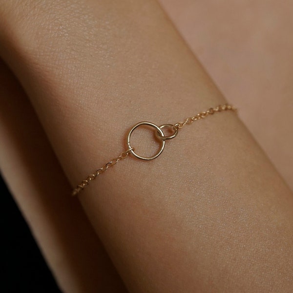 Goud gevulde in elkaar grijpende liefde armband, sierlijke kettingarmband, minimale armband, gelaagdheid armband, verjaardagscadeau, vriendin cadeau