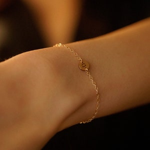 Pulsera personalizada rellena de oro, pulsera de disco, pulsera de letras, pulsera con dijes personalizada, regalo con dijes, regalo para ella, regalo personalizado