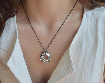 防水加工のハンマー加工非対称オーバルペンダントネックレス • 調節可能なコード • ステンレススチール • ボヘミアンテイストのデイリージュエリー