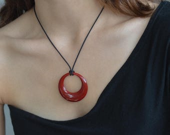 Donkerrode harshangerketting • Verstelbaar koordketting • Handgemaakte ketting • Zomerketting • Boho-sieraden • Dagelijkse ketting •
