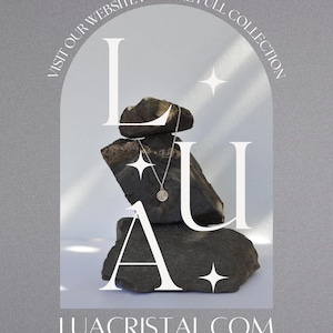 Op de afbeelding: Een zilveren ketting met een ronde hanger wordt getoond op een stapel donkergrijze stenen. Het woord "LUA" is in het wit over de stenen geplaatst, met het websiteadres "LUACRISTAL.COM" eronder. De afbeelding bevat de tekst "MELD U AAN VOOR ONZE NIEUWSBRIEF EN ONTVANG 10% KORTING" en "BEZOEK ONZE WEBSITE VOOR DE VOLLEDIGE COLLECTIE".