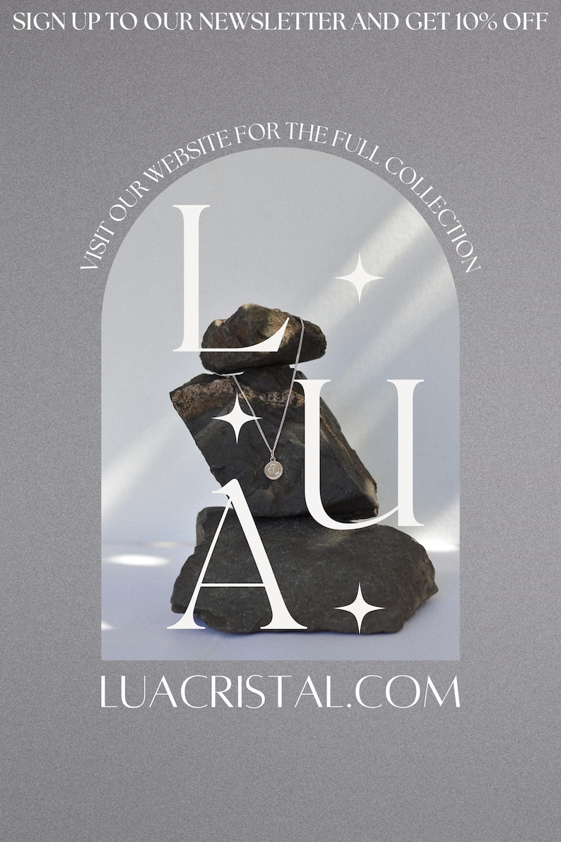 Op de afbeelding: Een zilveren ketting met een ronde hanger wordt getoond op een stapel donkergrijze stenen. Het woord "LUA" is in het wit over de stenen geplaatst, met het websiteadres "LUACRISTAL.COM" eronder. De afbeelding bevat de tekst "MELD U AAN VOOR ONZE NIEUWSBRIEF EN ONTVANG 10% KORTING" en "BEZOEK ONZE WEBSITE VOOR DE VOLLEDIGE COLLECTIE".