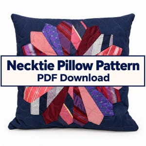 Puede incluir: Un cojín cuadrado azul marino con un diseño central de rayos de sol hecho de varias corbatas coloridas en tonos rojo, rosa, morado y plateado. El texto "Necktie Pillow Pattern PDF Download" está superpuesto en el centro de la imagen.