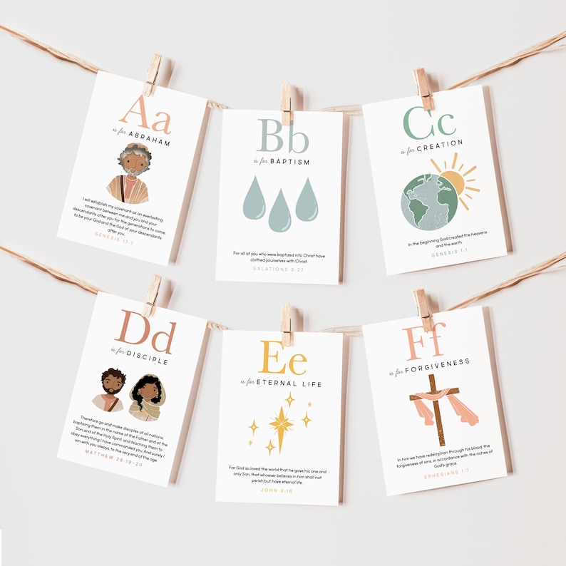 K&ouml;nnte beinhalten: Sechs druckbare Karten mit einem Buchstaben des Alphabets, einem Wort, das mit diesem Buchstaben beginnt, und einem Bibelvers. Die Karten sind mit Illustrationen verziert und in Pastellfarben gehalten.