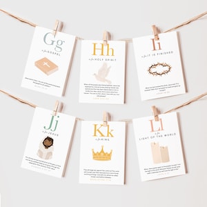 K&ouml;nnte beinhalten: Ein Satz von 6 Alphabet-Flashcards mit Illustrationen und Bibelversen. Jede Karte zeigt einen Buchstaben des Alphabets, einen dazugeh&ouml;rigen Bibelvers und eine Illustration. Die Buchstaben sind G, H, I, J, K und L. Die Illustrationen beinhalten ein Buch, eine Taube, eine Dornenkrone, einen b&auml;rtigen Mann, eine Krone und eine Kerze.