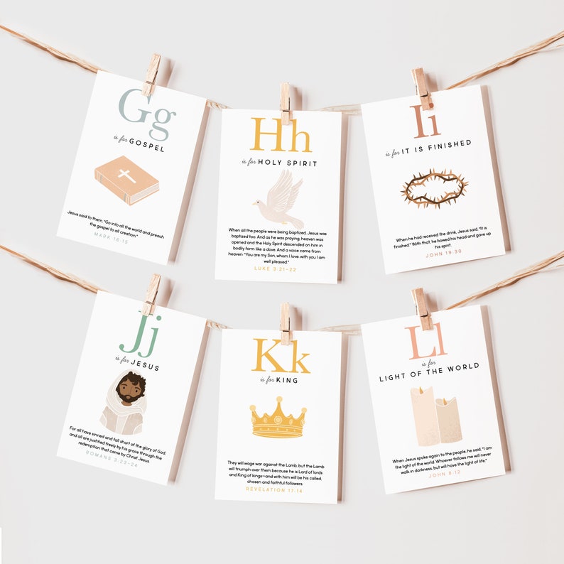 K&ouml;nnte beinhalten: Ein Satz von 6 Alphabet-Flashcards mit Illustrationen und Bibelversen. Jede Karte zeigt einen Buchstaben des Alphabets, einen dazugeh&ouml;rigen Bibelvers und eine Illustration. Die Buchstaben sind G, H, I, J, K und L. Die Illustrationen beinhalten ein Buch, eine Taube, eine Dornenkrone, einen b&auml;rtigen Mann, eine Krone und eine Kerze.