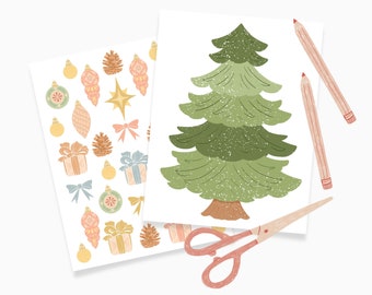 Könnte beinhalten: Ein weißes Blatt Papier mit einer Illustration eines grünen Weihnachtsbaums und ein Blatt Papier mit verschiedenen Weihnachtsornamenten, Tannenzapfen, Schleifen und Geschenkboxen. Außerdem sind zwei rosa Bleistifte und eine rosa Schere zu sehen.
