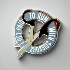 Je cours avec des ciseaux, épingle en émail - cadeau médical - cadeau pour médecin - cadeau pour infirmière - épingle en émail pour professionnels de la santé - anatomie