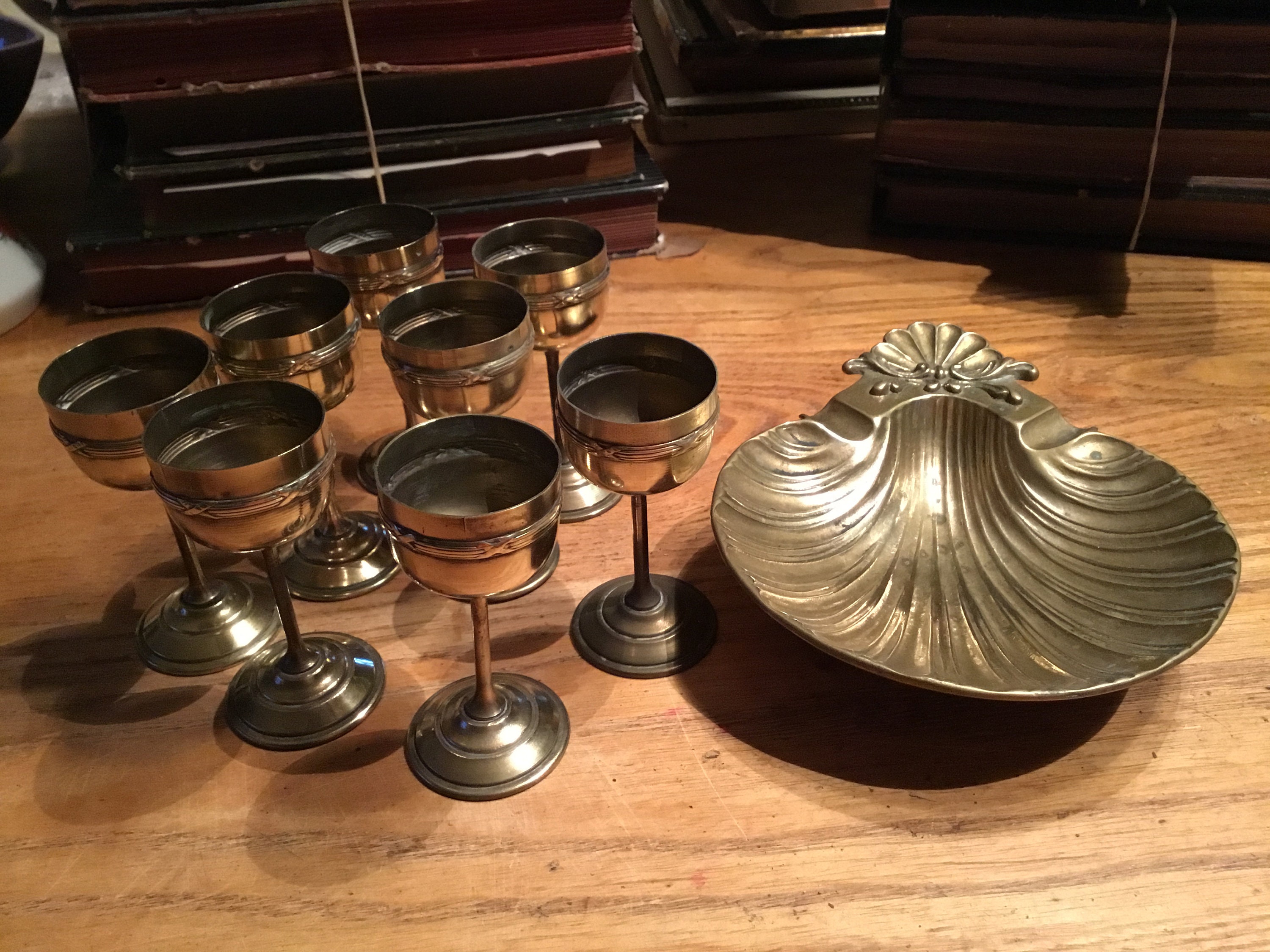 Français Gobelets en Laiton et Plat de Coquille