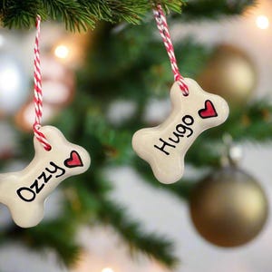 Kleiner Hund Weihnachtsdekoration, personalisierte Weihnachtsdekoration, Hundeknochen hängende Dekoration, personalisierter Keramikknochen, Geschenk für Hunde