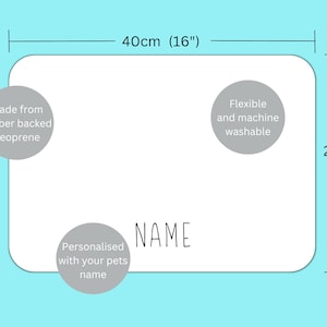 Może przedstawiać: Biała spersonalizowana mata do karmienia zwierząt domowych z szarym tekstem, kt&oacute;ry brzmi "NAME" i "Personalised with your pets name". Mata jest wykonana z neoprenu z gumową podszewką, jest elastyczna i nadaje się do prania w pralce. Mata ma wymiary 40 cm x 28 cm.