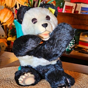 Panda flexible vintage de Steiff Alemania, 1953. Estado excepcional. Panda grande de mohair durmiendo de Steiff de 28 cm. Etiquetas originales: 7328,00. Botón de níquel.