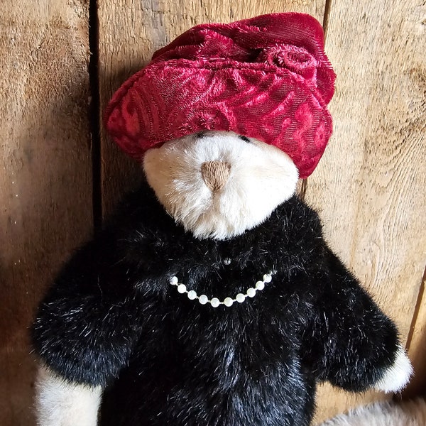 vintage Russ Nuria Berrie & Co peluche articulée ours en peluche avec sac à main, perles, manteau en fausse fourrure-ours en peluche de collection à la retraite