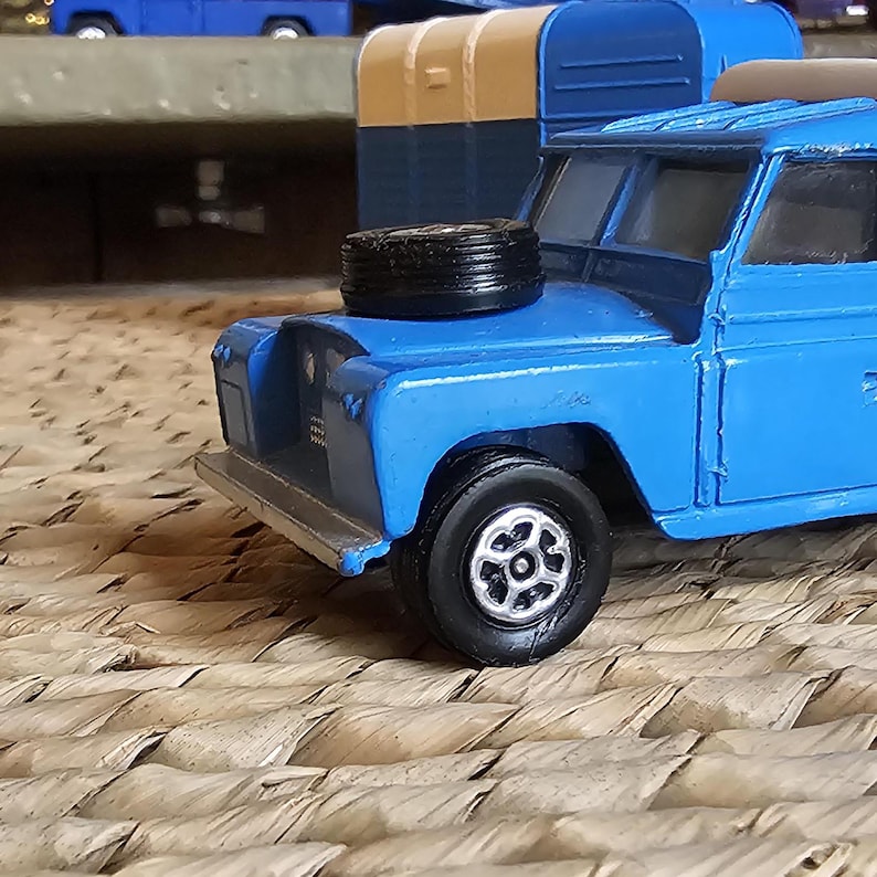 Toys Gift Set 15 Land Rover Pony Club Horse Trailer and Covered