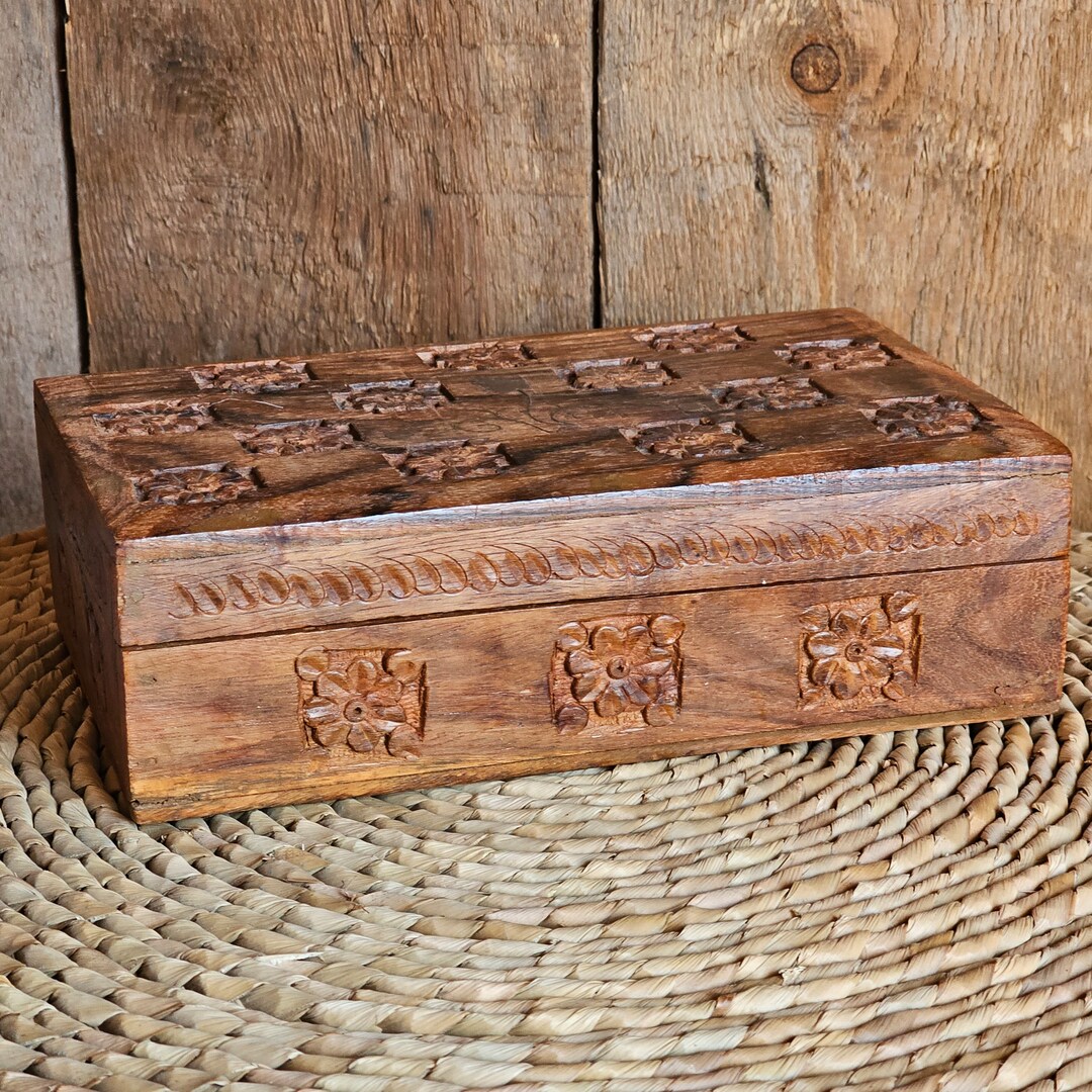 VINTAGE ANCIENNE BOITE ou COFFRET en bois sculptée et ajourée BRETAGNE