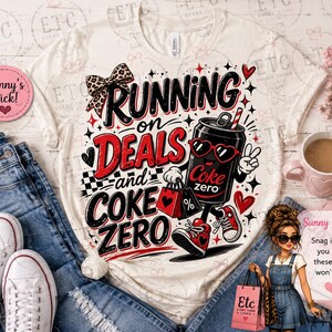 Könnte beinhalten: Ein cremefarbenes T-Shirt mit einer Grafik einer Limonadendose mit herzförmiger Sonnenbrille, Turnschuhen und Einkaufstüten. Der Text lautet RUNNING on DEALS and COKE ZERO. Das Design enthält eine Schleife mit Leopardenmuster und rote Herzen.