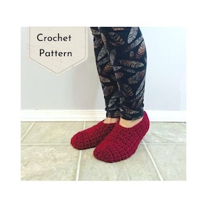 Könnte beinhalten: Häkelmuster für ein Paar rote Hausschuhe. Die Hausschuhe sind mit einer einfachen Masche gearbeitet und haben eine bequeme Passform.