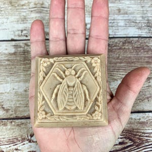 Oatmeal Milk + Honey Goat Milk Soap: Vegetarian Friendly with Oats + Honey, Honeybees and Oatmeal Designs Bild 5